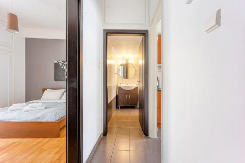 Apartment in the Middle of Everything - image 5