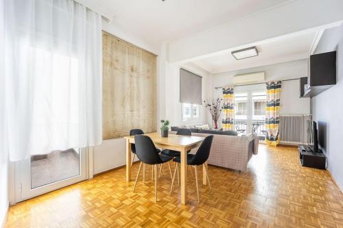 Apartment in the Middle of Everything - main image