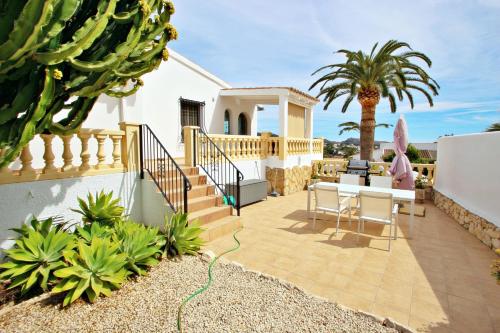Golondrina - panoramic hillside holiday house in Moraira