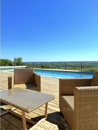 Élégance et Charme au Cœur des Vignes - Piscine et Décoration Artisanale