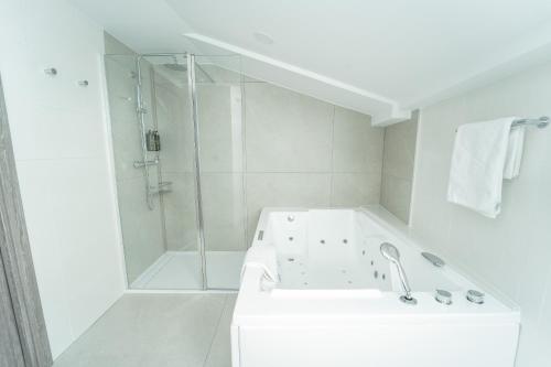 淋浴間, Hotel Lux Melide in 莫爾德斯