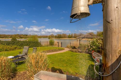 Zuhanyzó, Drents Genieten - Lavendelheide met uitzicht op het water in Erm