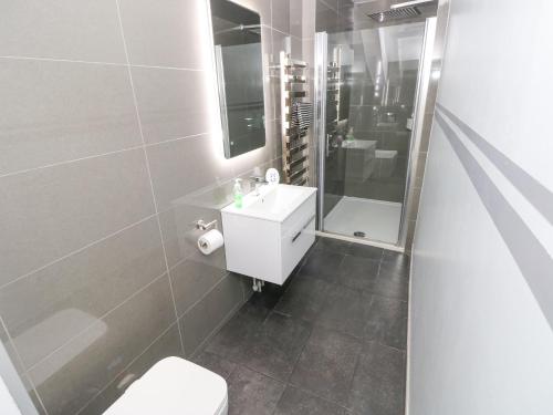 Apartment 4 - image 3