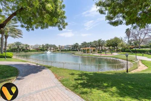 Vogue Vacation Homes, Springs Emirates Living near The Springs Souk, JBR, Marina, Mall of the Emirat – khách sạn tại Tháp Hồ Jumeirah