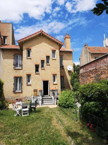 COROLLE Whole flat with garden near Paris