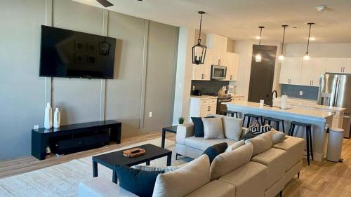 Loop, New Luxurious Large 3BR House, Sleeps 7 with Free Parking