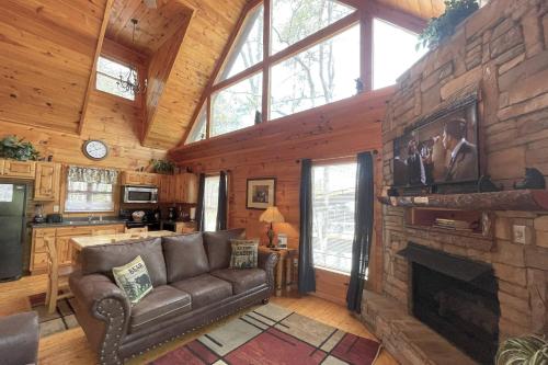 Bearfoot Lodge by RedAwning – Sevierville, TN