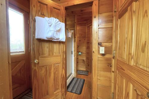Bearfoot Lodge by RedAwning – Sevierville, TN