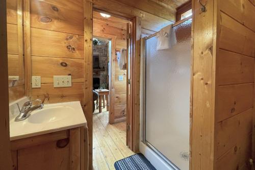 Bearfoot Lodge by RedAwning – Sevierville, TN