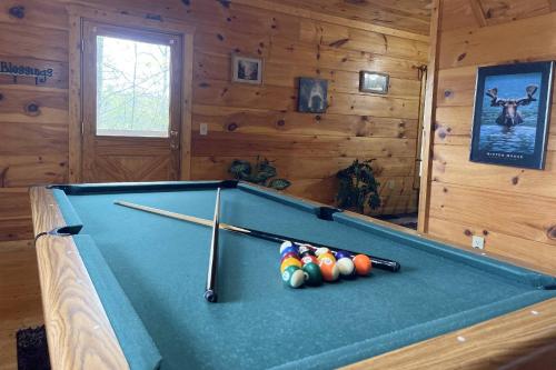 Bearfoot Lodge by RedAwning – Sevierville, TN