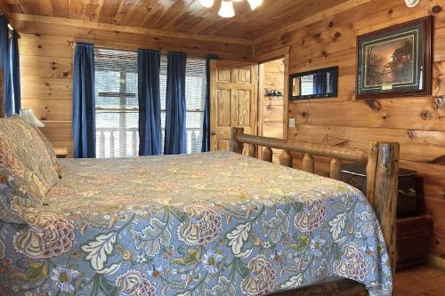 Bearfoot Lodge by RedAwning – Sevierville, TN