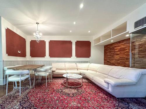 Vast & Stylish in heart of Plateau w Private Parking in Montréal, Canada