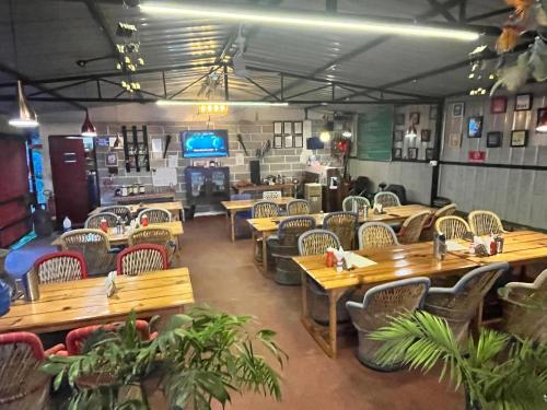 Restorāns, Whistling woods camps and resorts in Muktesvara