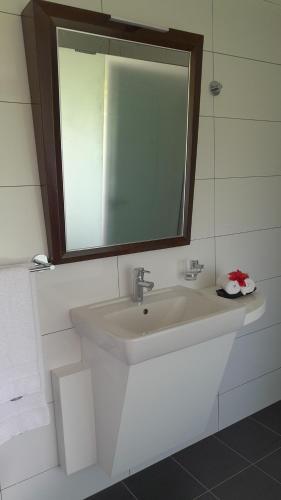 ISLA HOLIDAY HOME ISLA HOLIDAY HOME