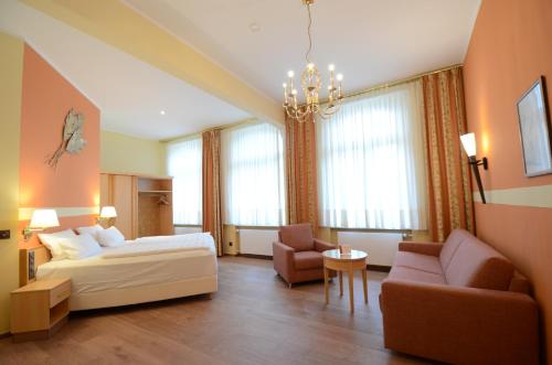 2 twin beds, 1 sofa bed