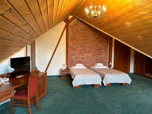 4 twin beds