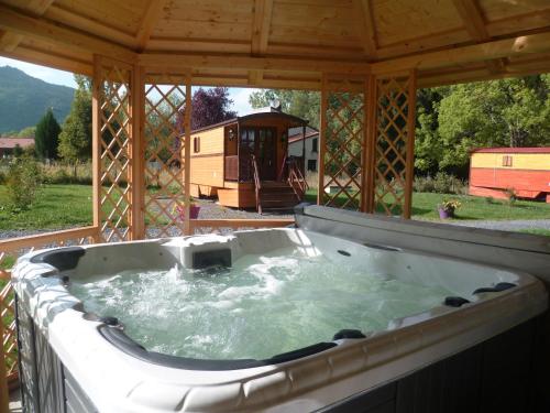 3 bedrooms, 9 beds