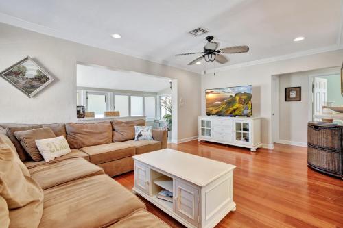 Charming 3BR Home Pool and Hot Tub FTL Gateaway in Fort Lauderdale, USA