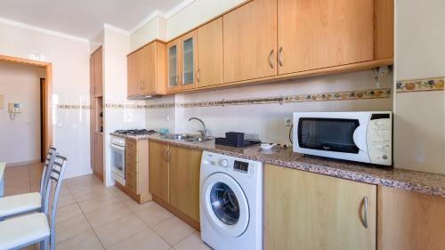 ห้องครัว, Modern & Bright 2 BDR Apartment by LovelyStay in บัววิสตา