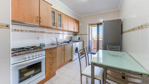 ห้องครัว, Modern & Bright 2 BDR Apartment by LovelyStay in บัววิสตา