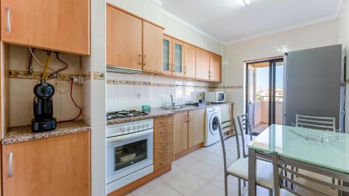 ห้องครัว, Modern & Bright 2 BDR Apartment by LovelyStay in บัววิสตา