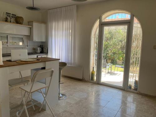 Ételek és italok, Exclusive Jerusalem Villa in West Mountainside