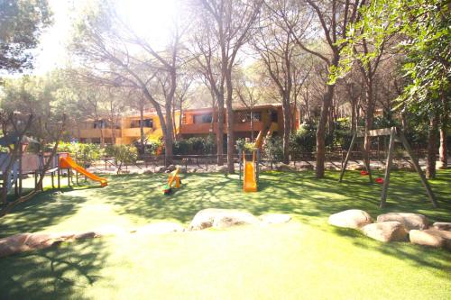 Kinderspielplatz, Easy Flat Sardinia Sky Blue Home (Pinus Village) in Santa Margherita di Pula