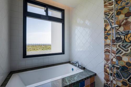 Twin Room with Sea View image 4