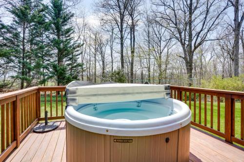 Peaceful Luray Cabin with Hot Tub, Deck and Fire Pit! in Luray, USA
