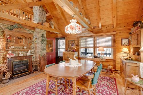 Peaceful Luray Cabin with Hot Tub, Deck and Fire Pit! in Luray, USA