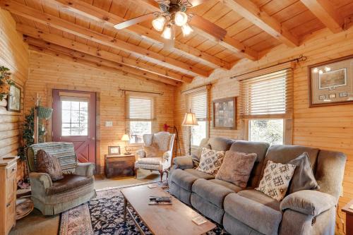 Peaceful Luray Cabin with Hot Tub, Deck and Fire Pit! in Luray, USA