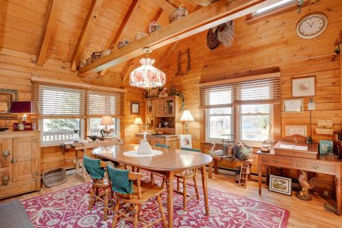 Peaceful Luray Cabin with Hot Tub, Deck and Fire Pit! in Luray, USA