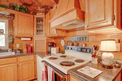 Peaceful Luray Cabin with Hot Tub, Deck and Fire Pit! in Luray, USA