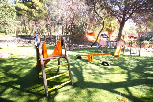 Kinderspielplatz, Easy Flat Sardinia Sky Blue Home (Pinus Village) in Santa Margherita di Pula