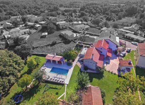 Ferienhaus mit Privatpool für 16 Personen ca 300 qm in Rojnici, Istrien Binnenland von Istrien