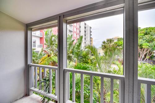 Melbourne Condo with Balcony - 3 Mi to Beach!