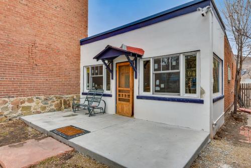 Downtown Salida Cottage with Fireplace and Yard!