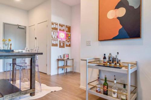 Stylish downtown condo w/ pool & parking in Nashville, USA