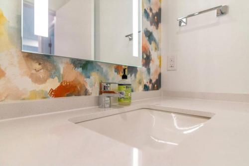 Stylish downtown condo w/ pool & parking in Nashville, USA