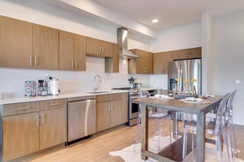 Stylish downtown condo w/ pool & parking in Nashville, USA