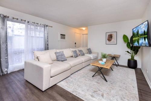 LA Paradise: Spacious 3BR Gem with Sleek Interiors in Los Angeles, USA