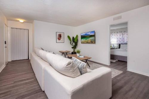 LA Paradise: Spacious 3BR Gem with Sleek Interiors in Los Angeles, USA