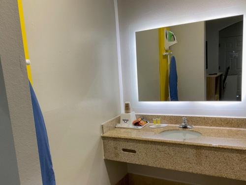 Days Inn by Wyndham Humble/Houston Intercontinental Airport - image 10