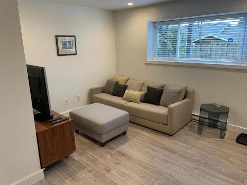 Outdoor Adventure ! Large 2 bedroom private suite - North Vancouver