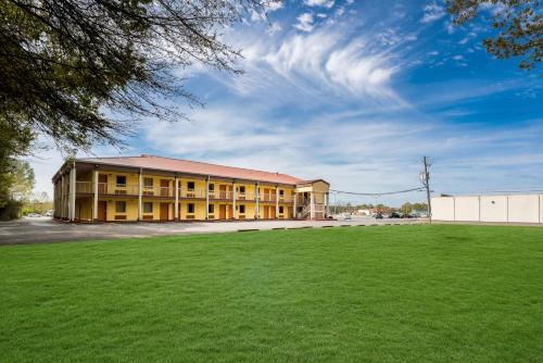 Americas Best Value Inn-Montezuma - image 8