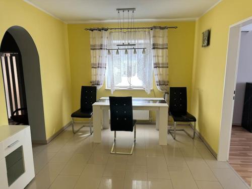 5 Zimmer Haus mit Whirlpool, Grillhütte und privatem Garten, Perfekt für Gruppen oder Familien