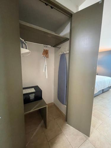 Standard Room image 9