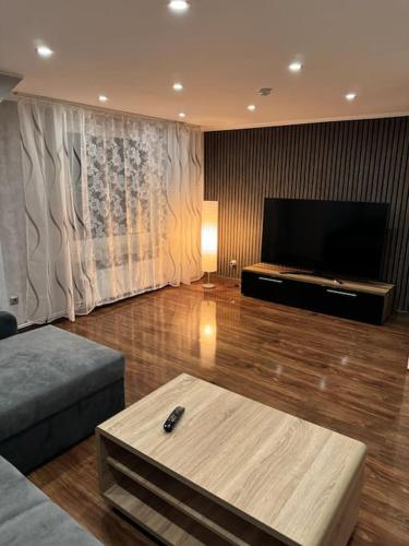 5 Zimmer Haus mit Whirlpool, Grillhütte und privatem Garten, Perfekt für Gruppen oder Familien