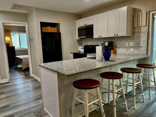 London Towne Bungalow Wloft - Walk To The Beach! in Edgewater, USA