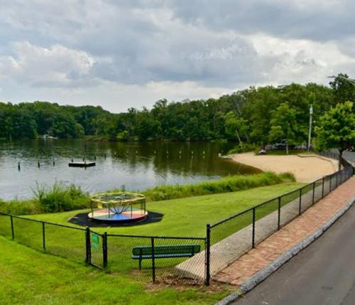 London Towne Bungalow Wloft - Walk To The Beach! in Edgewater, USA